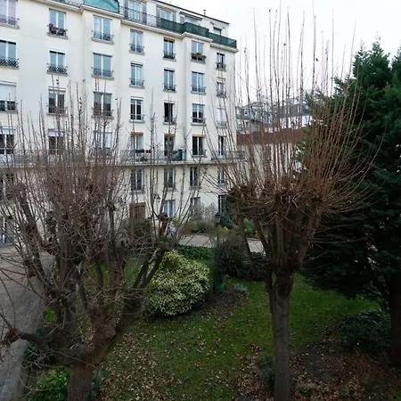 Nice Cozy On The Slopes Of Montmartre
